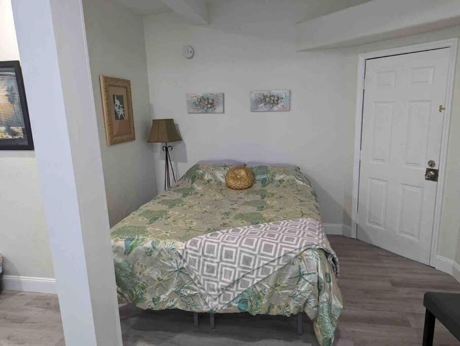 Renovate Large Studio 21-Directly Across Beach St. Pete Beach Bagian luar foto