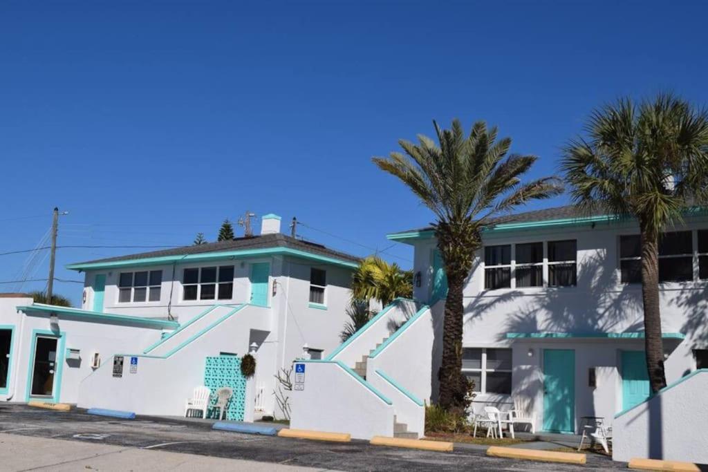 Renovate Large Studio 21-Directly Across Beach St. Pete Beach Bagian luar foto